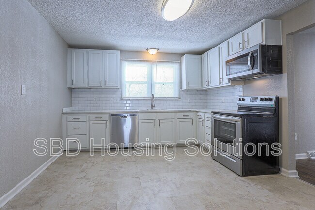 Building Photo - 312 N Ash Ave