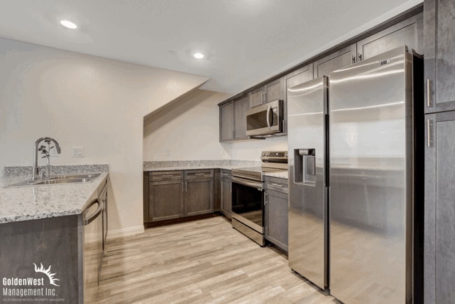 Building Photo - Impeccably Maintained 3Bdm 2Ba Townhome in...