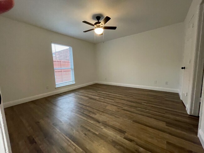 Master Bedroom - 3923 Diamond Ave