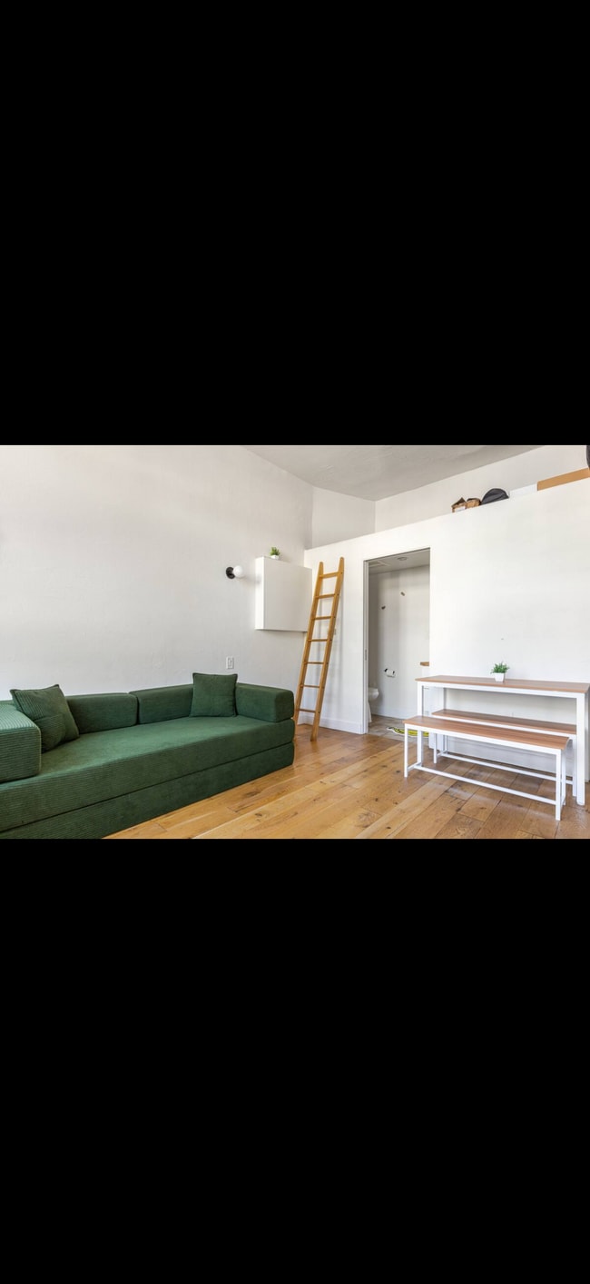 Building Photo - 1341 1/2 Lilac Ter