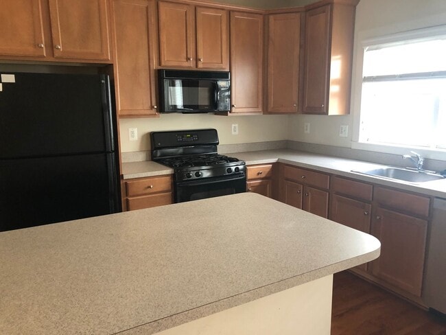 Building Photo - Luxury 4 level Townhome with Garage, Adjac...