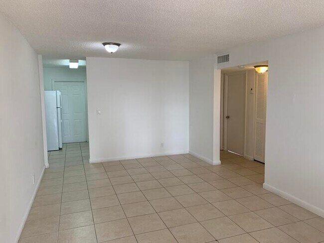 Building Photo - 850 E Commercial Blvd