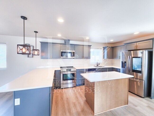 Building Photo - Modern, Spacious, & Conveniently Located H...