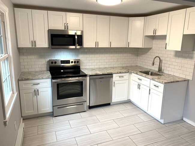 Building Photo - Modern and Professional Towpath Condo