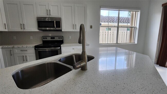Foto del edificio - 924 Falling Water Rd