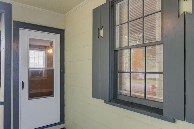 Building Photo - 15 Addlestone Ave