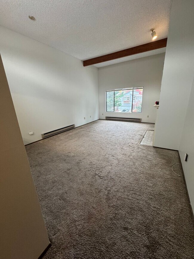 Foto del edificio - 2 Bedroom 1 Bath Burien Condo 995sf, Firep...