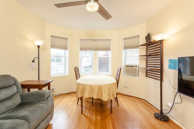 Foto del edificio - 2837.5 N Sawyer Ave