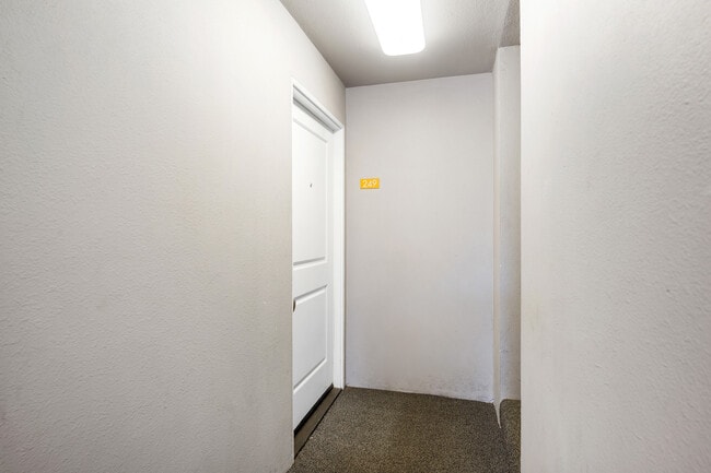 Building Photo - 355 N Maple St