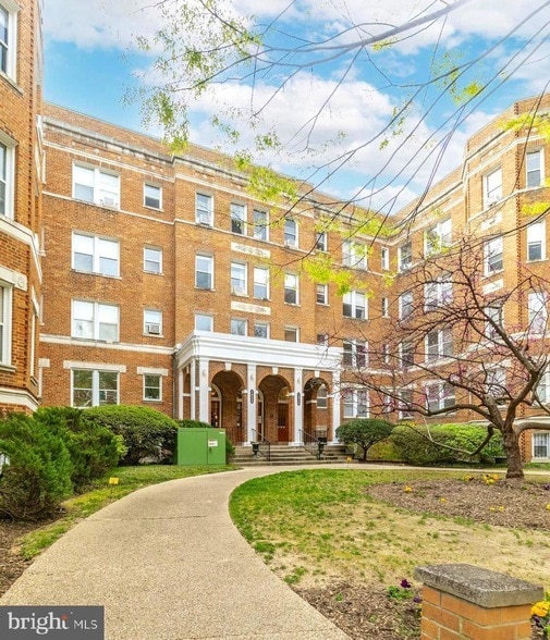 Foto del edificio - 1820 Clydesdale Pl NW