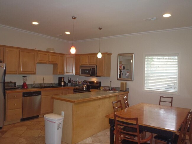 Eat-In Kitchen - 2908 Idlewood Ave