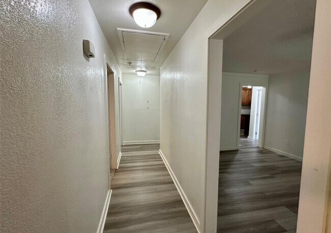 Building Photo - 530 Edgebrook Dr