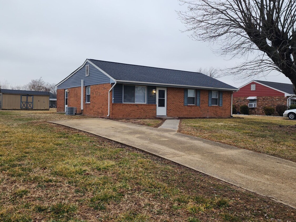 Updated 3 Bedroom, 1 bath with Large Backyard! - Updated 3 Bedroom, 1 bath with Large Backyard!