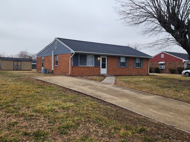 Updated 3 Bedroom, 1 bath with Large Backyard! - Updated 3 Bedroom, 1 bath with Large Backyard! House