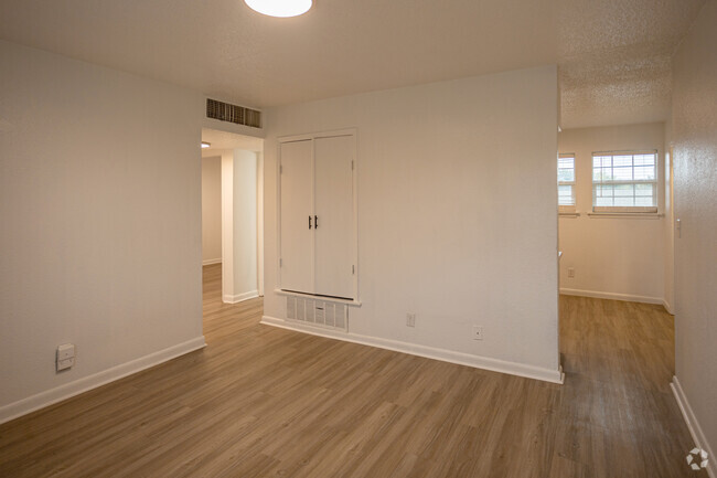 2BR, 1 BA - 850S - Midpoint on Wilshire