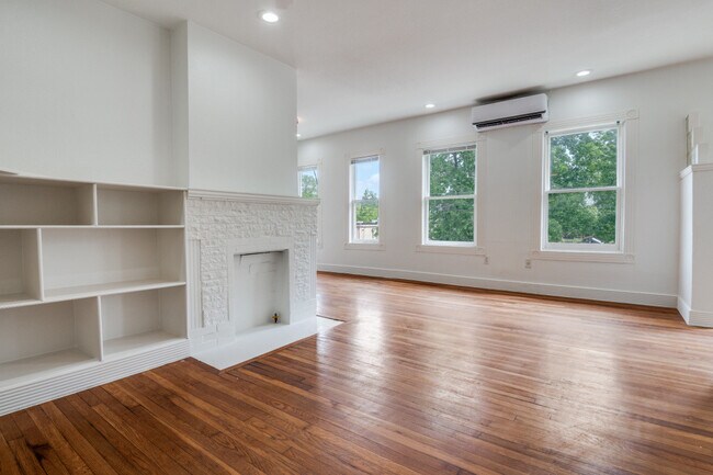 Foto del edificio - 5211 Worth St