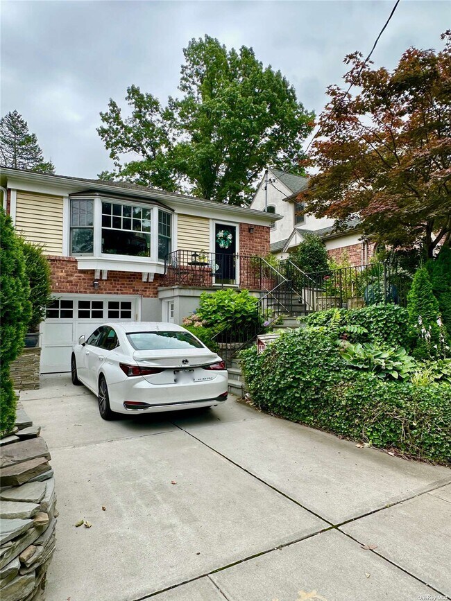 Building Photo - 38-47-47 Douglaston Pkwy