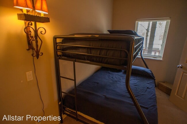 Building Photo - 3 br, 2 bath House - 110 Wood River Dr. #12