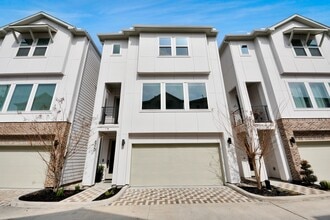 Building Photo - 8320 Brecha Ln