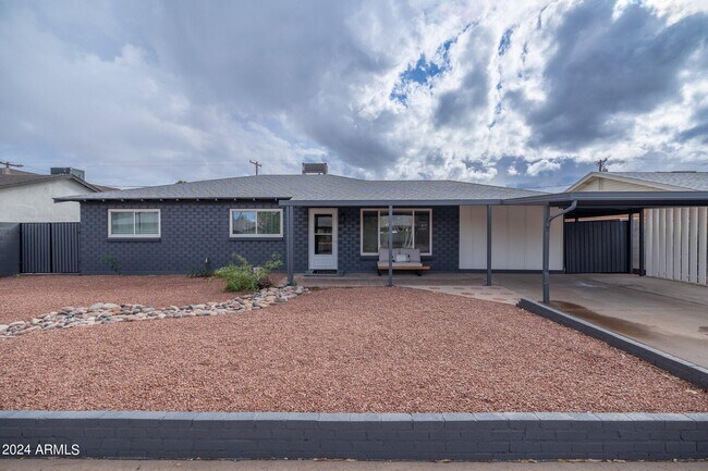 Foto del edificio - 8143 E Weldon Ave