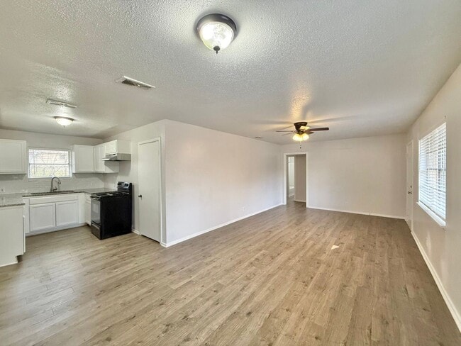 Foto del edificio - Tour Today! 3 Bed 1 Bath home in Tyler!