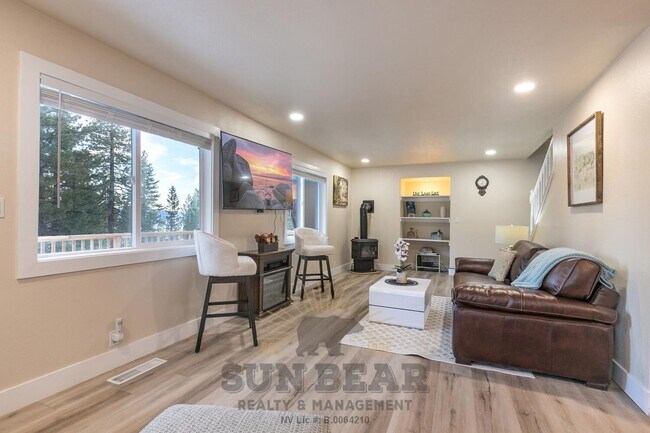 Foto del edificio - Bright Home in Incline! - Reduced Price!! - 1 Dog upon Approval