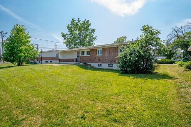 Building Photo - Charming 3 bedroom 2.5 bath ranch home wit...