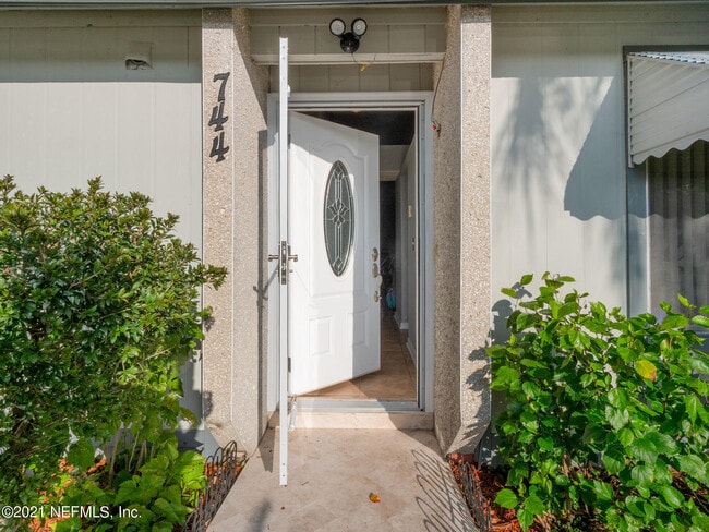 Building Photo - 744 Aquatic Dr