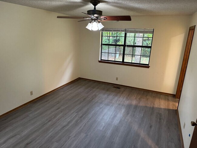 Foto del edificio - Available 7/1!  Spacious 3 Bedroom, 2 Full Bathroom Rogers Home in Quiet Neighborhood