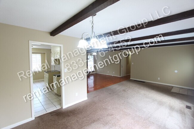 Foto del edificio - New On The Market! 3BR 2BA + Lower Level D...