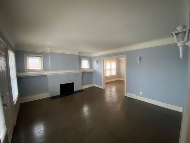Foto del edificio - Huge 3 bedroom Accepting Section 8- NO DEPOSIT