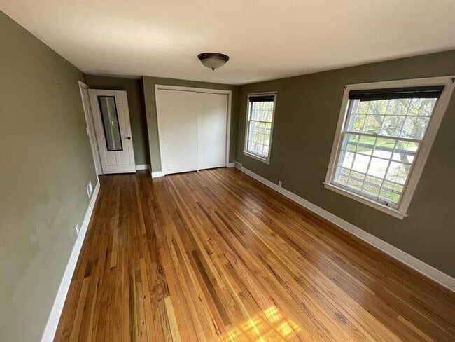 Building Photo - 858 Sherwood Dr NE