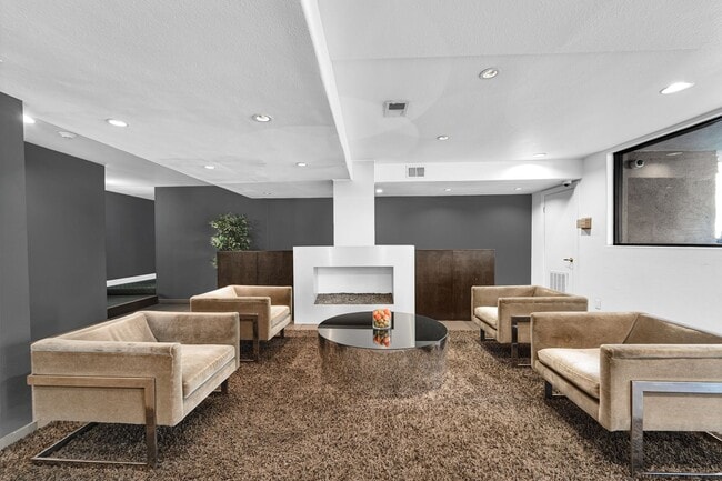 Foto del edificio - Beautifully Remodeled 1 Bed / 1 Bath with In-Unit Laundry + 3 Parking Spaces