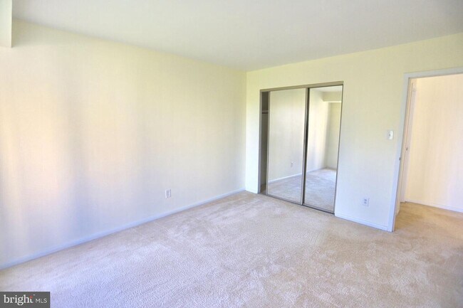 Building Photo - 6001 Arlington Blvd
