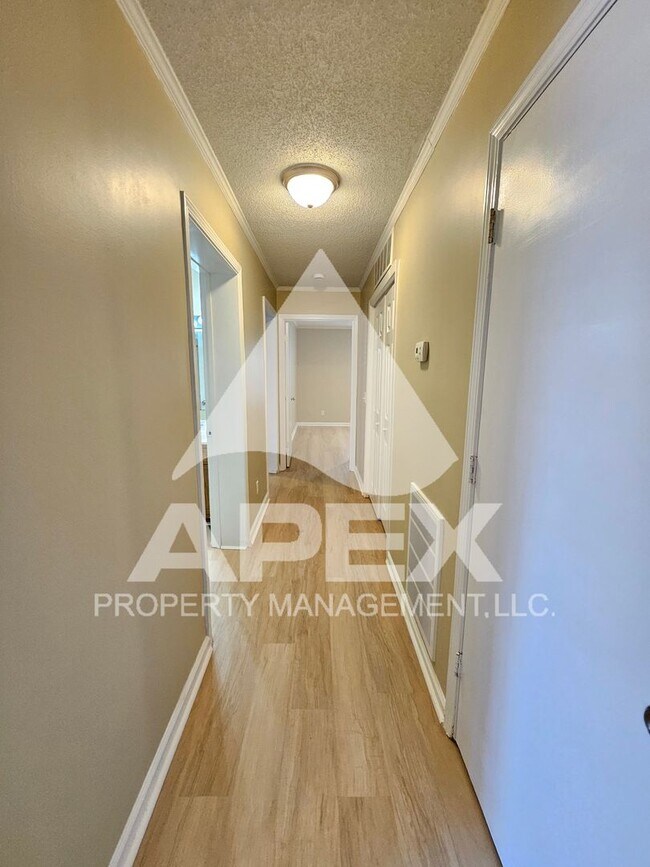 Foto del edificio - MOVE-IN SPECIAL,NO RENT TIL JUNE 1ST! - 3 Bd | 2 Ba 1st Floor Condo in West Knoxville!