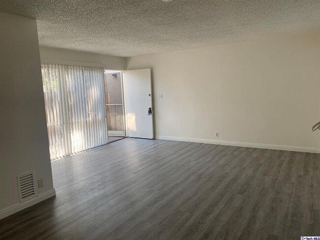 Foto del edificio - 555 S Los Robles Ave