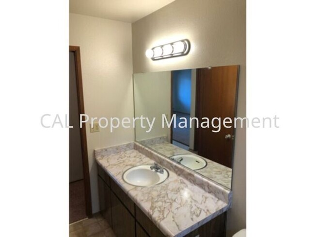 Foto del edificio - Lower level one bedroom apartment for rent...