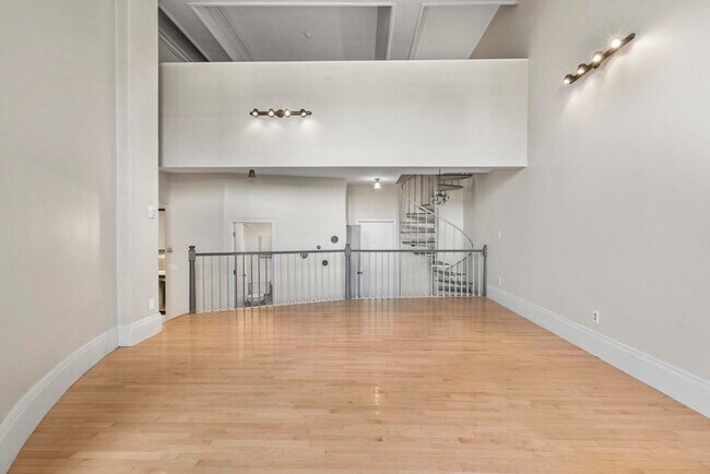 Foto del edificio - 350 W 4th St