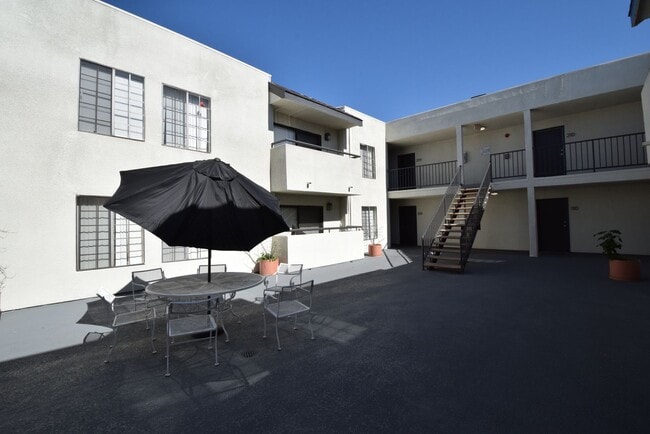 Foto del edificio - 7032 Remmet Ave