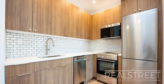 Foto del edificio - New Luxury Development in Prime Vinegar Hill