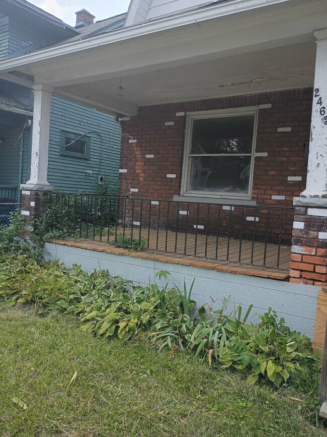 Foto del edificio - 2465 Lawton Ave