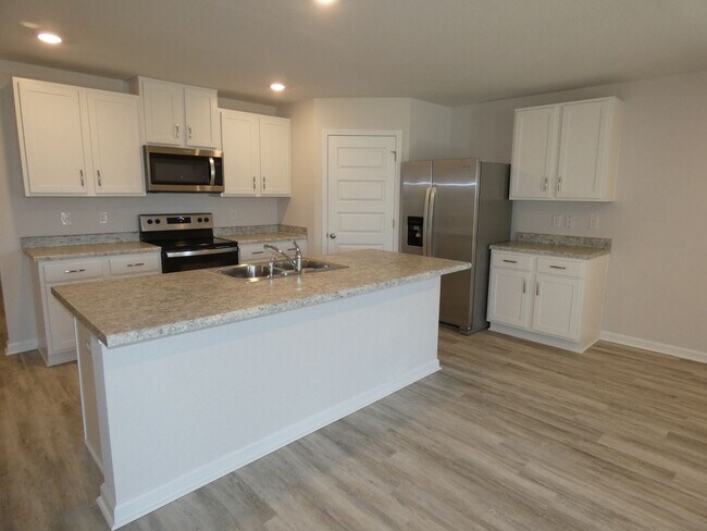 Building Photo - 4BR/2BA Home with Covered Patio in The Woo...