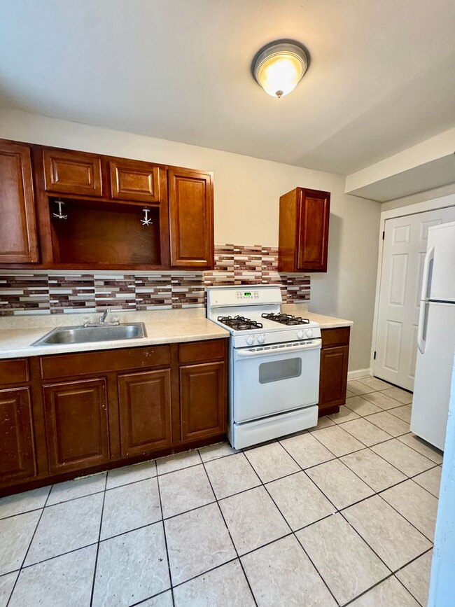 Building Photo - Charming 3-Bedroom Home in Southwest Phila...