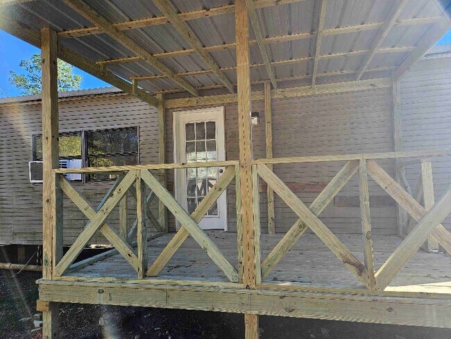 Foto del edificio - 230 Decker Rd