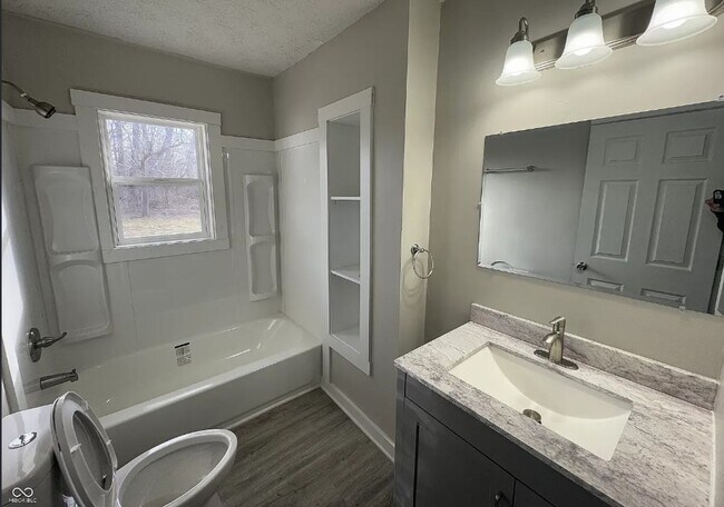 Foto del edificio - Cozy 3-Bedroom Home with Spacious Yard in Indianapolis