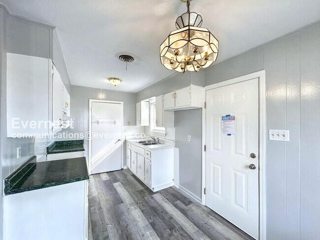 Foto del edificio - 7562 Sledge Rd