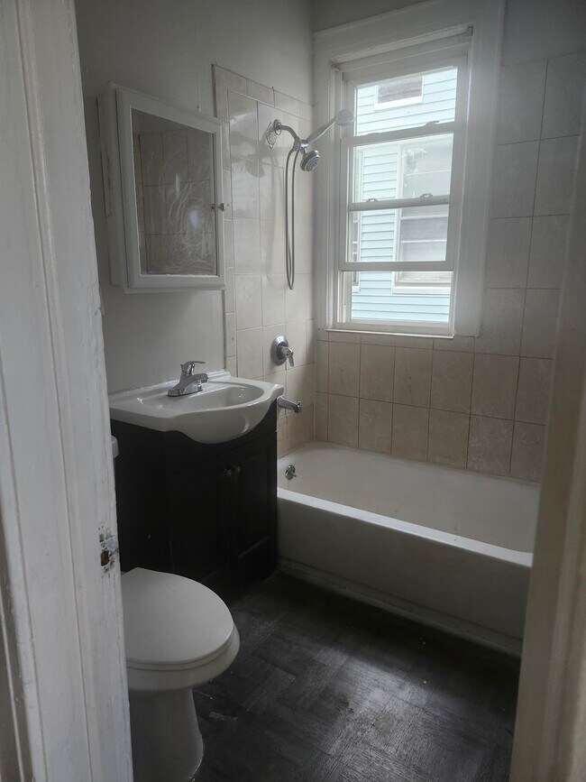 Bathroom - 32 Leo Pl