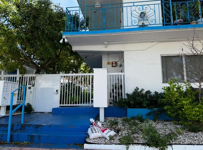 Foto del edificio - 7725 Byron Ave
