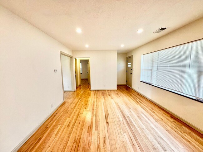 Foto del edificio - Charming Updated Home in Walkable Westwood