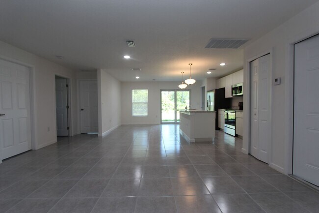 Foto del edificio - 50% OFF a month of rent!! STUNNING 4 BEDROOM 2 BATH HOME!!!